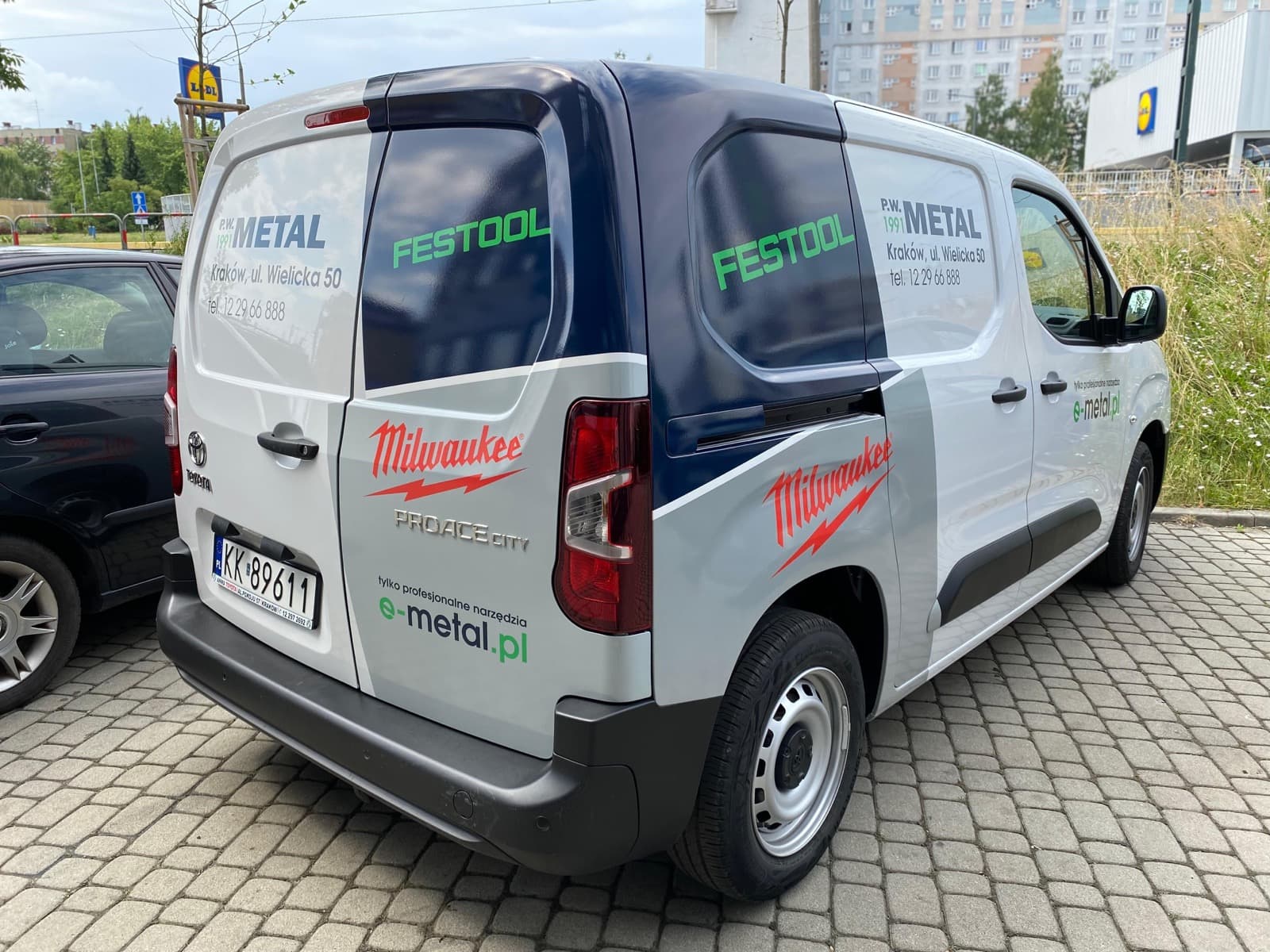 Oklejanie samochodu E-Metal