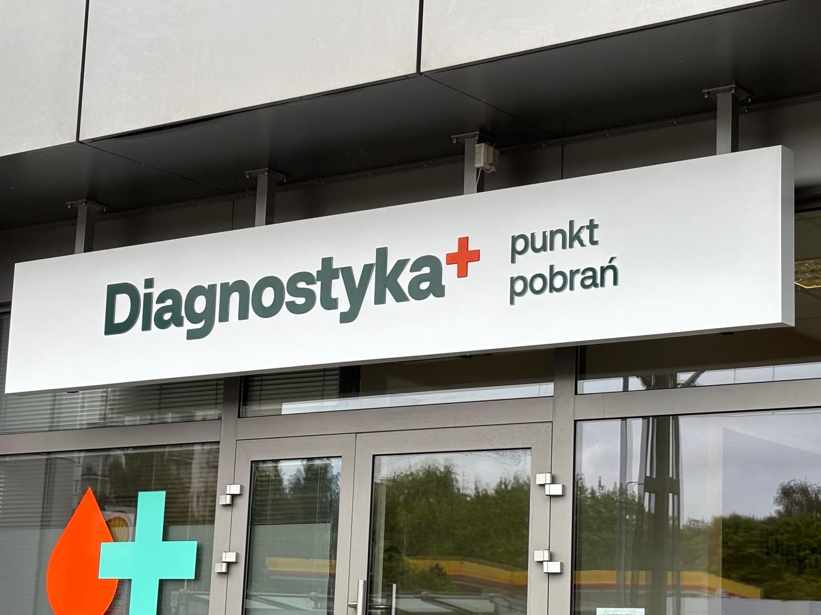 Kaseton świetlny i grafika na szybach