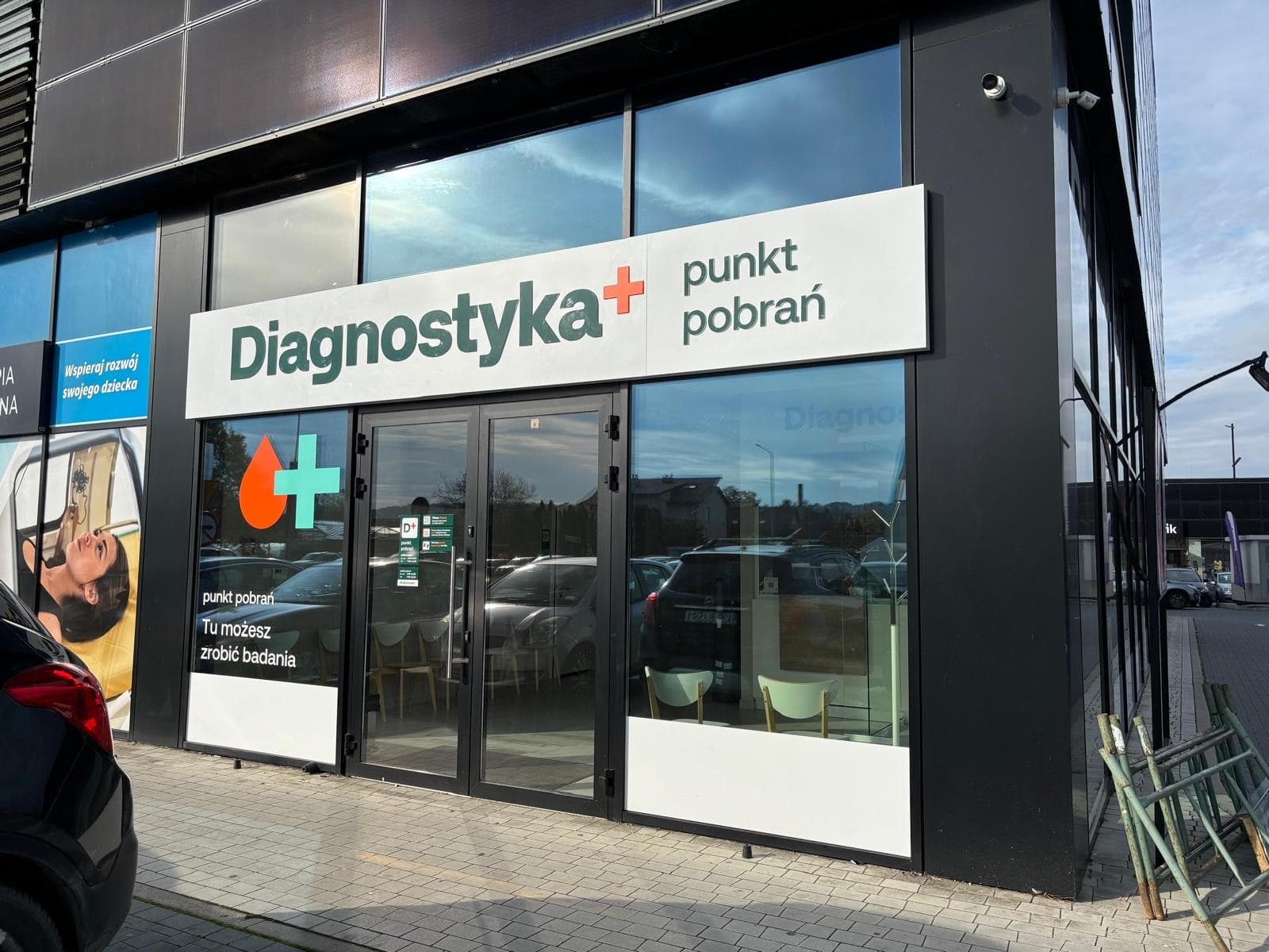 Kaseton świetlny i grafika na szybach