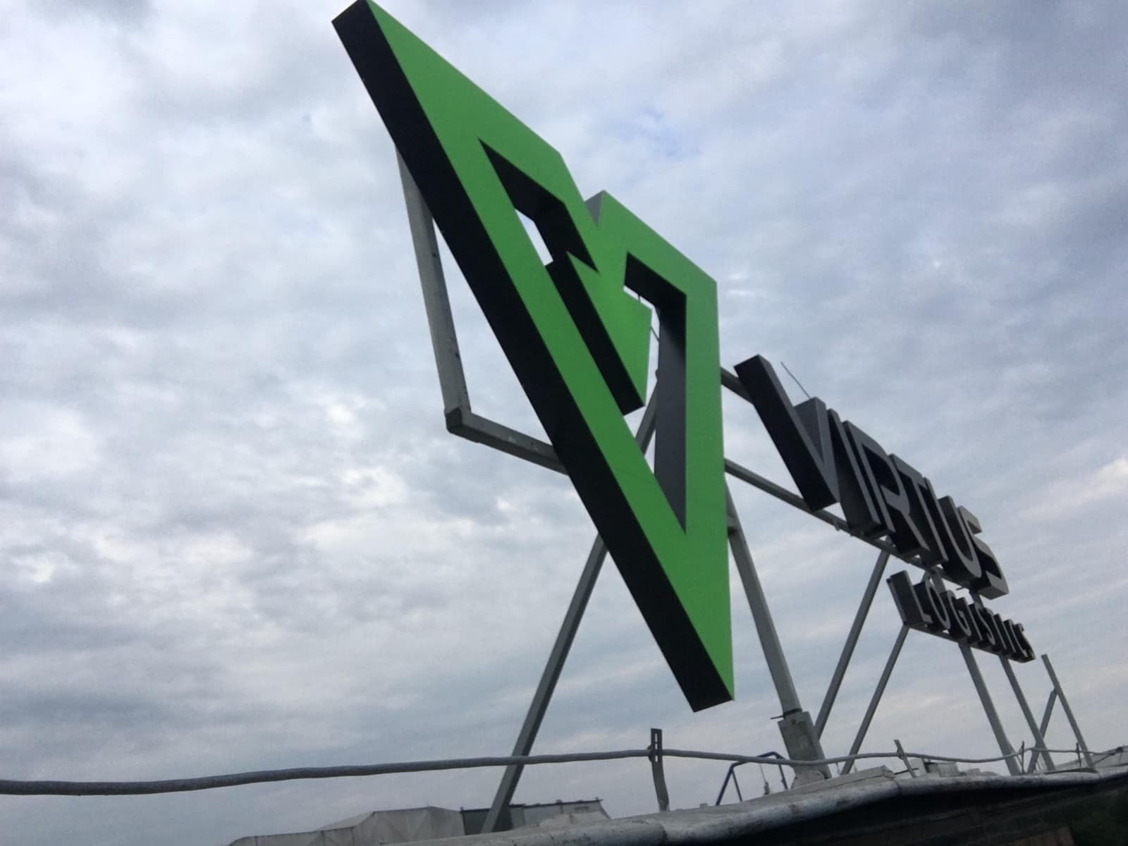 Litery przestrzenne Virtus Logistics