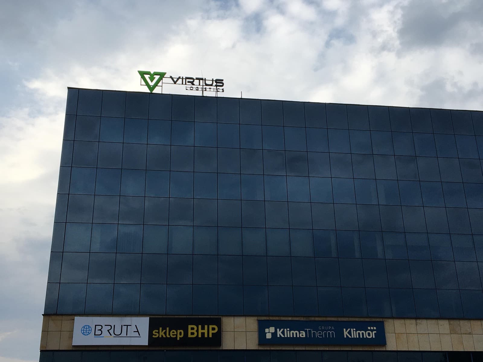 Litery przestrzenne Virtus Logistics